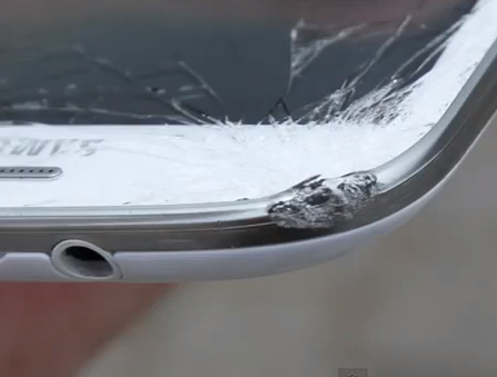 S3 ficou mais danificado que o iPhone 5 (Foto: Reprodução)