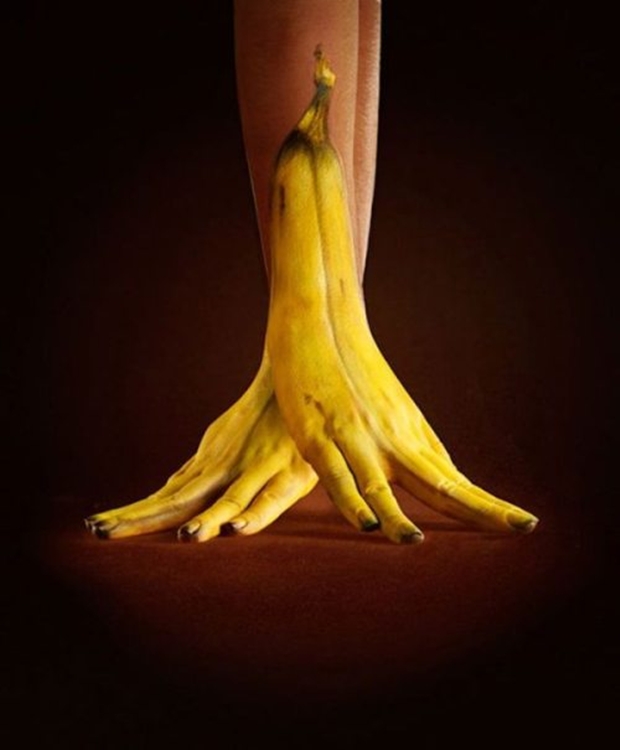 Mãos pintadas parecem bananas (Foto: Reprodução)