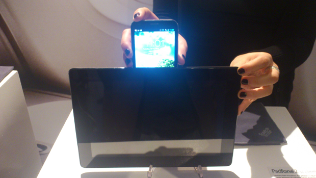 Smartphone do Padfone 2 acoplado ao seu 'dock-tablet'  (Foto: Nick Ellis/TechTudo)