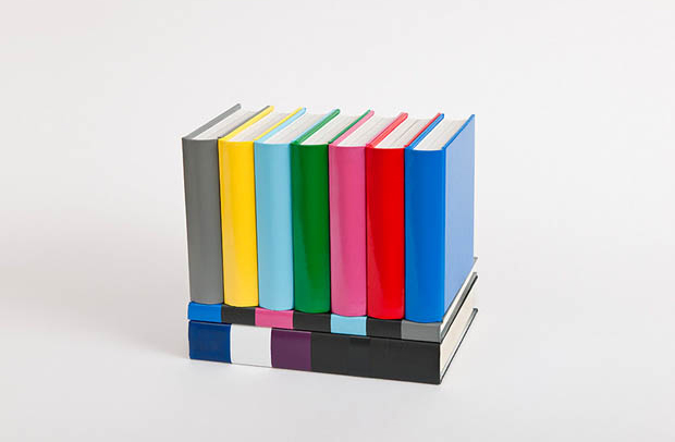 Livros formam color bars (Foto: Kevin Van Aelst)