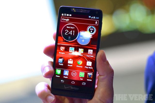Apesar de ter sido adquirida pelo Google, a Motorola não oferece de fábrica o Android 4.1 Jelly  Bean puro em seus lançamentos recentes (Foto: Reprodução/The verge)