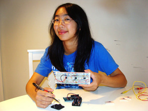 Catherine Wong usou componentes elétricos para construir um eletrocardiograma que envia dados por celular. (Foto: Reprodução/Mashable)