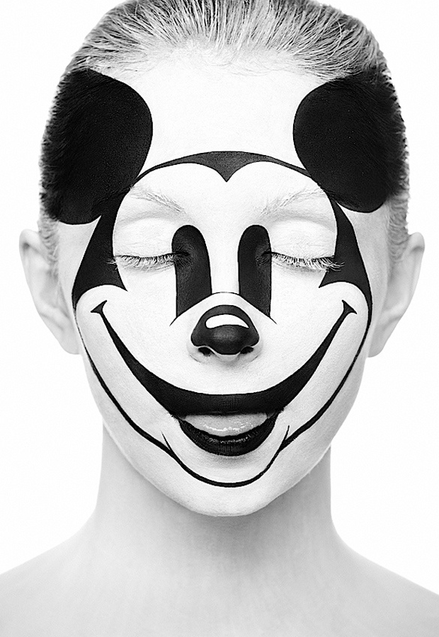 Personagem Mickey pintado em rosto para série fotográfica (Foto: Alexander Khokhlov e Valerya Kutsan)