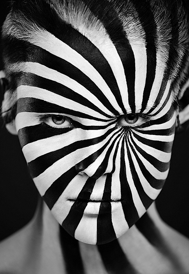 Linhas em preto e branco têm "origem" no olho de modelo (Foto: Alexander Khokhlov e Valerya Kutsan)