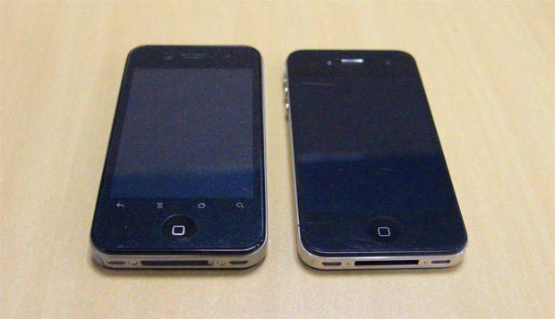 Hiphone e iPhone 4S lado a lado: aparelhos semelhantes no design, mas com especificações muito diferentes (Foto: Isadora Díaz/TechTudo)
