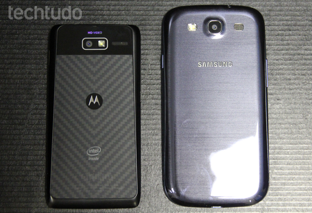 Motorola Razr i ao lado do Galaxy S3 (Foto: Allan Melo / TechTudo)