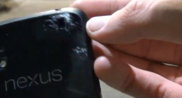 Nexus 4 ficou danificado em teste de queda (Foto: Reprodução/YouTube)