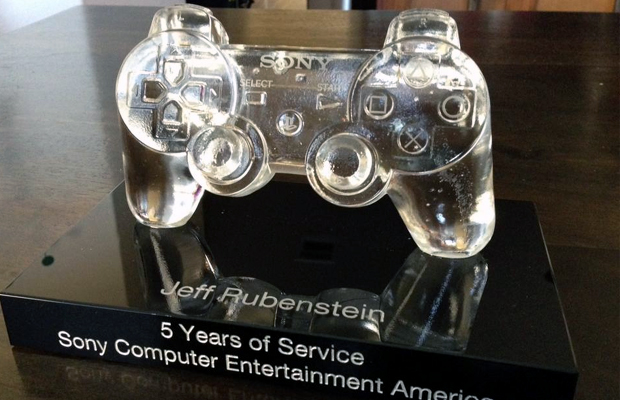 DualShock de vidro é nova premiação da Sony por cinco anos de serviço (Foto: Kotaku)