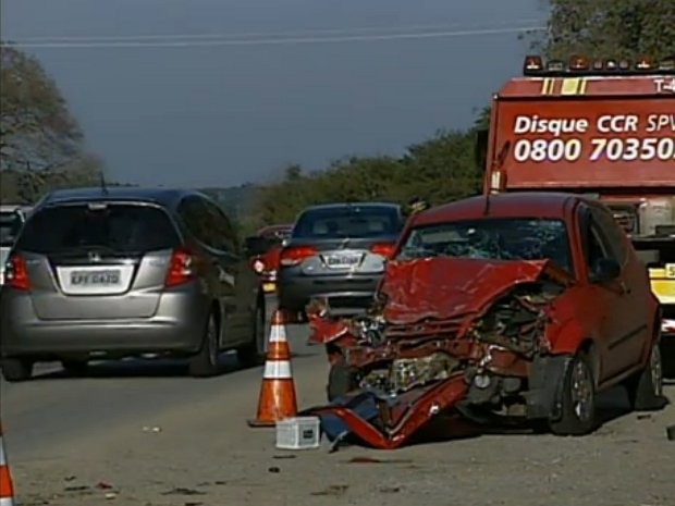 Motorista que ocasionou acidente se distraiu com queda do celular (Foto: Reprodução/TV TEM)