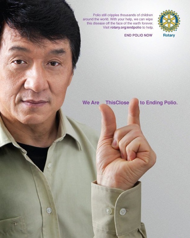 Propaganda mostra Jackie Chan com braço em posição estranha (Foto: Reprodução) (Foto: Propaganda mostra Jackie Chan com braço em posição estranha (Foto: Reprodução))