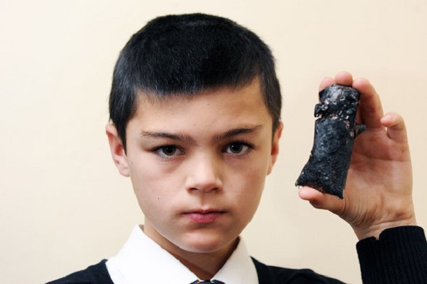 Menino de 11 anos alega que telefone explodiu no seu colo (Foto: Reprodução/CrackBerry)