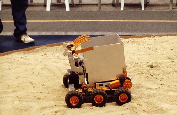 Robô da equipe Droid quer deixar as praias limpas (Foto: Reprodução)