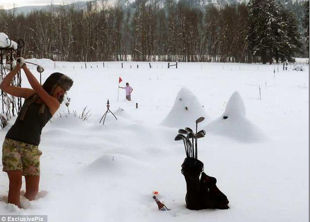 Menina jogando golfe em plena neve é um belo caso do Frosting (Foto: Reprodução)