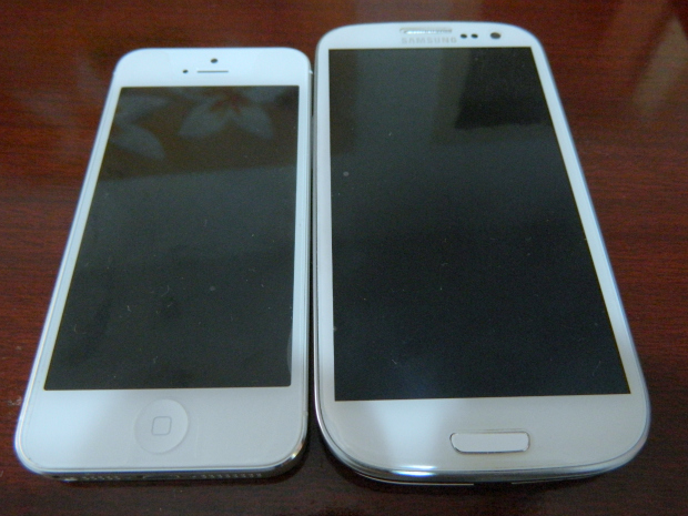 iPhone 5 é bem menor do que o S3 (Foto: Reprodução/Thiago Barros)