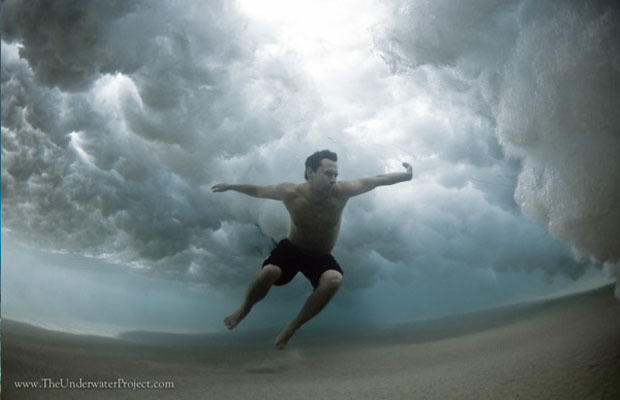 Rapaz embaixo d'água em praia de Sydney (Foto: Reprodução/ Mark Tipple)