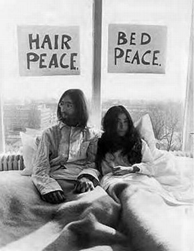 Foto de John Lennon e Yoko Ono no primeiro dia do protesto na cama, em favor da paz, no Hotel Hilton Amsterdam (Foto: Reprodução/Arquivo National de Den Haag) (Foto: Foto de John Lennon e Yoko Ono no primeiro dia do protesto na cama, em favor da paz, no Hotel Hilton Amsterdam (Foto: Reprodução/Arquivo National de Den Haag))
