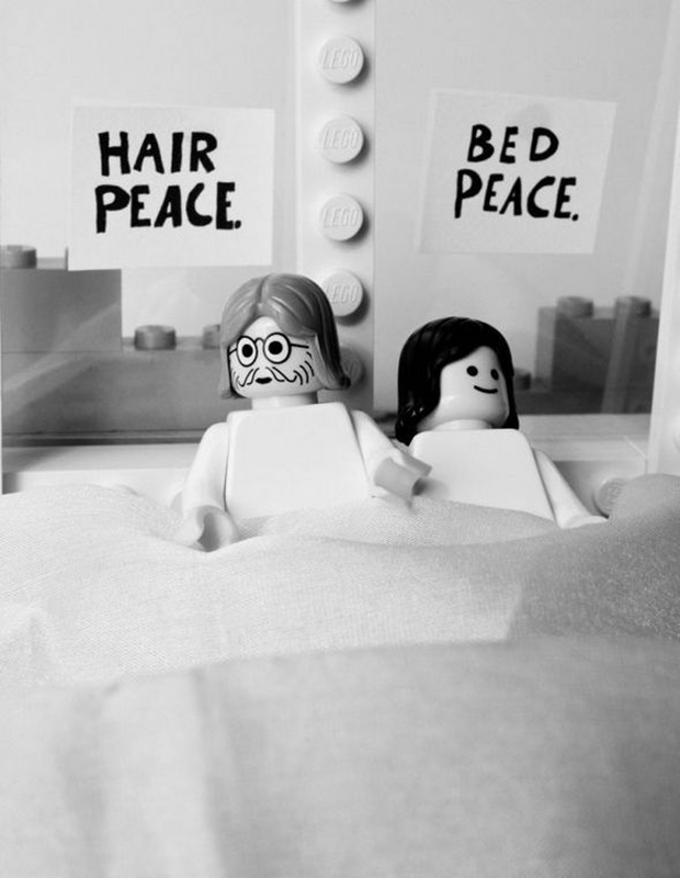 Adaptação da foto de John e Yoko feita em Lego (Foto: Mike Stimpson) (Foto: Adaptação da foto de John e Yoko feita em Lego (Foto: Mike Stimpson))