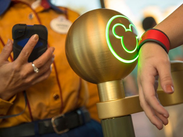 MagicBand é a nova pulseira que a Disney pretende lançar para facilitar o acesso aos visitantes (Foto: Divulgação/Disney)