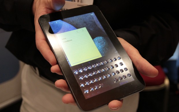 Tablet com botões foi usado em demonstração na CES (Foto: Léo Torres - TechTudo)