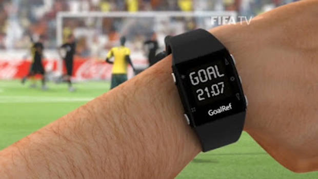 Tecnologia GoalRef envia sinal ao relógio do árbitro (Foto: Reprodução)