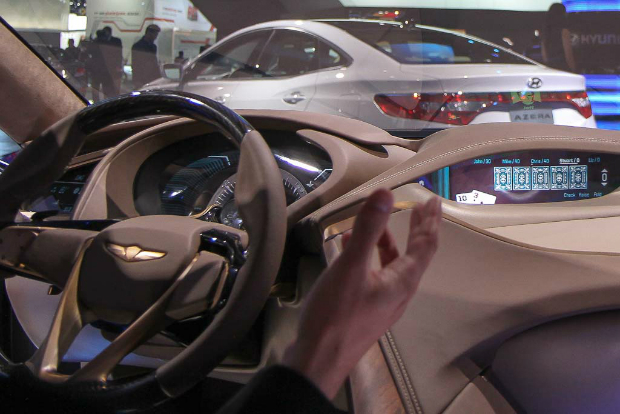 Motorista pode interagir com o carro apenas movendo os olhos e fazendo gestos (Foto: Reprodução)