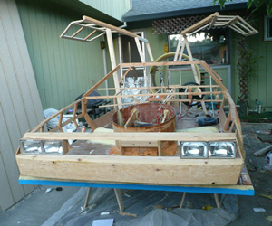 Estrutura de madeira garante leveza ao "carro" flutuante (Foto: Reprodução)