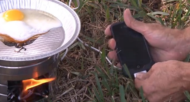 Telefone foi carregado com calor gerado na lata (Foto: Reprodução/YouTube)