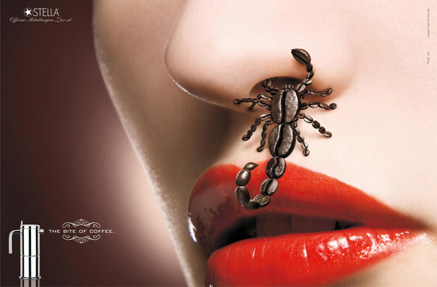 Um escorpião de café no rosto de uma mulher em anúncio italiano (Foto: Reprodução)