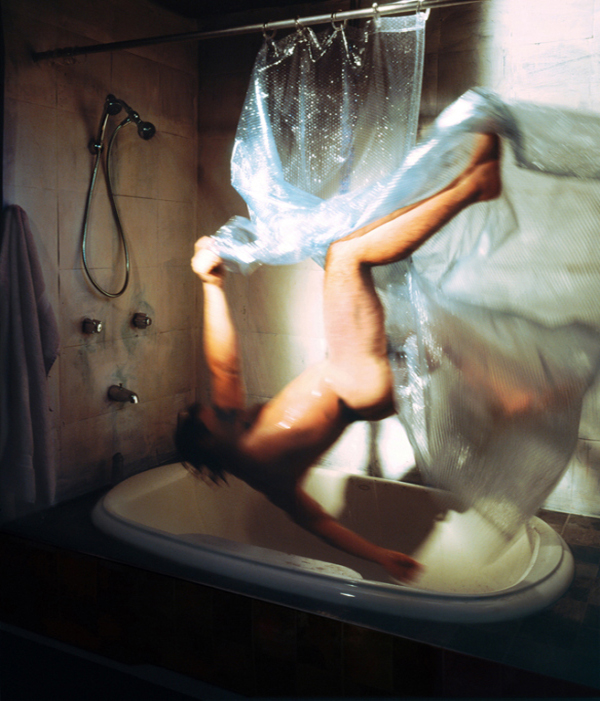 Pavor de todos os pais, fotógrafo registra tombo durante o banho (Foto: Divulgação/Kerry Skarbakka)