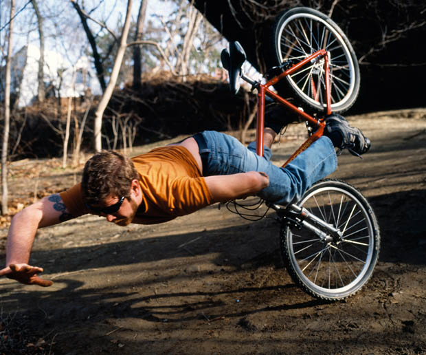 Kerry Skarbakka leva tombo de bicicleta em passeio no parque(Foto: Divulgação/Kerry Skarbakka)