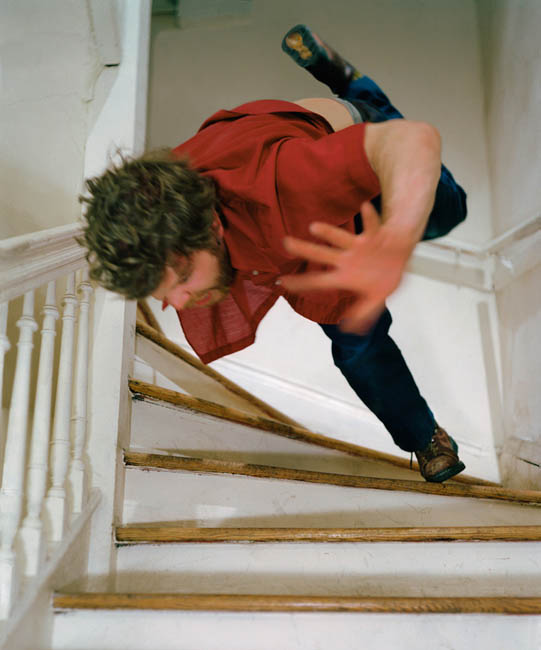 Kerry Skarbakka prestes a rolar escada a baixo em foto (Foto: Divulgação/Kerry Skarbakka)