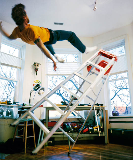 Foto mostra Kerry Skarbakka caindo do alto de uma escada (Foto: Divulgação/Kerry Skarbakka)