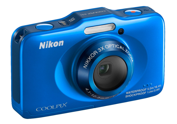 A Nikon S31 é colorida e também à prova d'água (Divulgação)