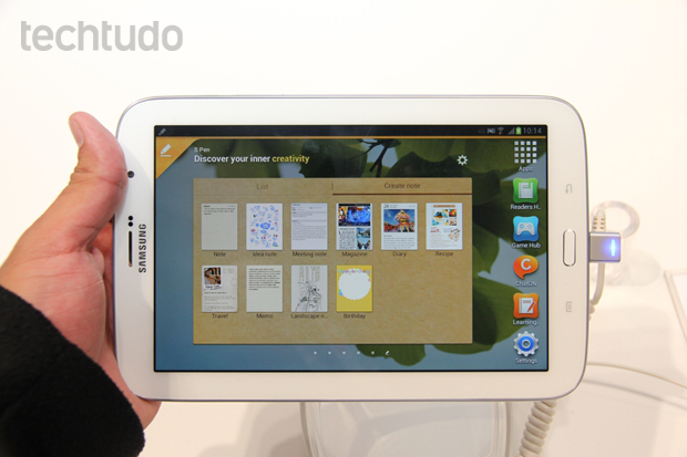 As bordas do Note 8 permitem que o usuário segure o tablet sem encostar na tela (Foto: Allan Melo/TechTudo)