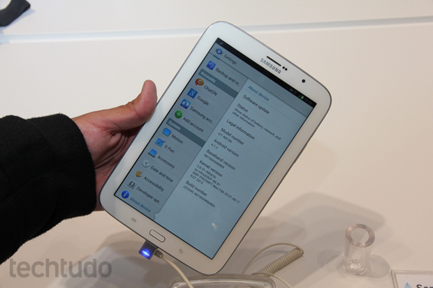As bordas do Note 8 permitem que o usuário segure o tablet sem encostar na tela (Foto: Allan Melo/TechTudo)