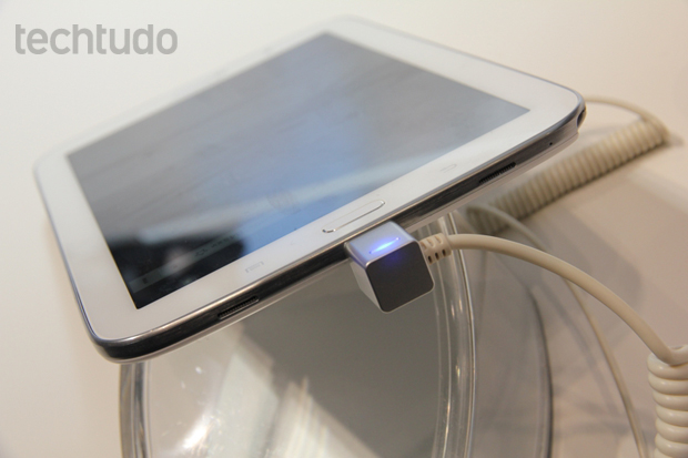 Saídas de áudio ficam localizadas na parte inferior do tablet da Samsung (Foto: Allan Melo/TechTudo)