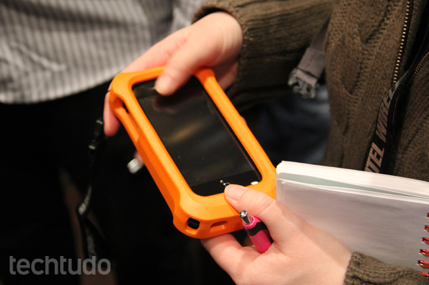 O material que envolve o case não permite que o gadget afunde (Foto: Fabrício Vitorino/TechTudo)