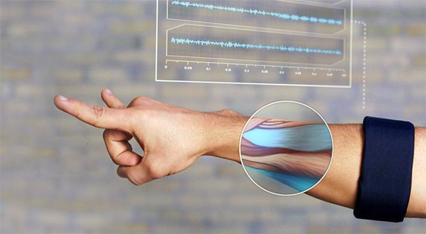 O bracelete capta a energia dos músculos do usuários e interpreta os sinais de comando que serão enviados (Foto: Divulgação/ Thamic Labs)