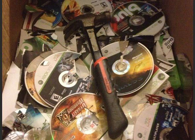 A namorada destruiu com um martelo a coleção inteira de jogos (Foto: Reprodução / Reddit)