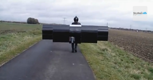 Projeto de homem voador vem fazendo sucesso no YouTube (Foto: Reprodução YouTube)