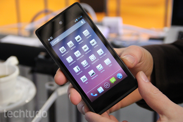 YotaPhone tem uma tela LCD convencional na parte frontal e roda o Android 4.2 Jelly Bean (Foto: Allan Melo/TechTudo)