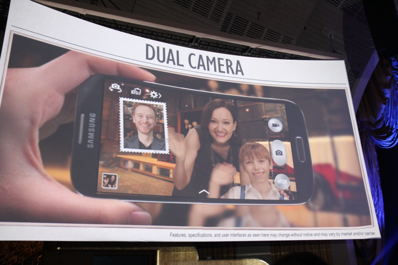 Dual Camera do Galaxy S4 sendo demonstrado em seu lançamento (Foto: TechTudo / Allan Melo)