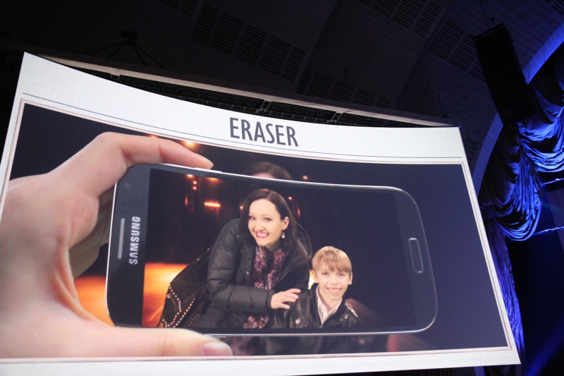 Eraser do Galaxy S4 sendo demonstrado em seu lançamento (Foto: TechTudo / Allan Melo)