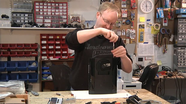 Ben Heck desmonta um PS3 Super Slim (Foto: Reprodução/TheBenHeckShow)