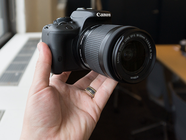 Canon Rebel SL1 é a menor e mais leve DSLR do mercado (Foto: Reprodução/CNET)