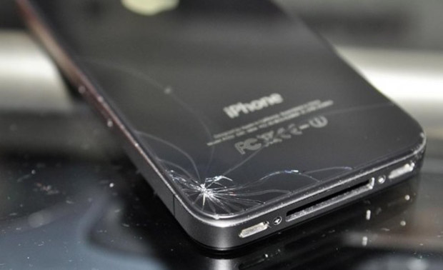 iPhone quebrado (Foto: Reprodução / geek.com)