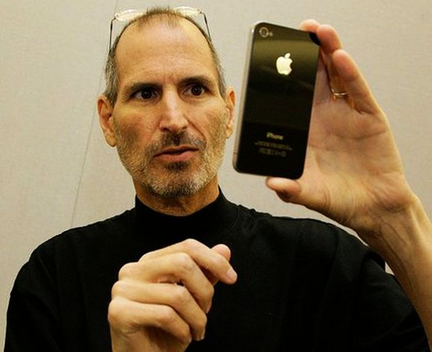 Steve Jobs, um dos criadores da Apple, e uma das suas maiores inovações: O iPhone (Foto: Wikimedia Commons)