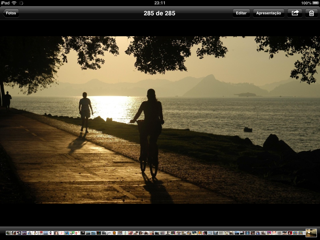 Álbum de fotos do iPad traz imagens na parte inferior e menus nos cantos superiores (Foto: Mariana Coutinho/TechTudo)