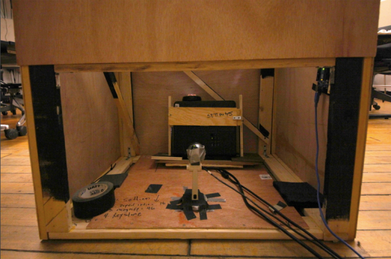 O experimento funciona com um laptop conectado a um projetor de curto alcance no fundo de um tanque de água e uma webcam HD (Foto: Divulgação/ Manuela Donoso)