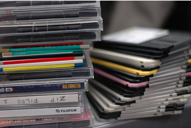 Disquetes, CDs, e ZipDrive conviveram juntos durante algum tempo (Foto: Reprodução/Flickr/Churl)